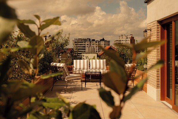 Quarto clássico, terraço | Frigobar, cofres nos quartos, escrivaninha, Wi-Fi de cortesia