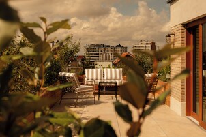 Habitación clásica, terraza | Minibar, caja fuerte, escritorio y wifi gratis