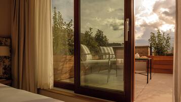 Klassieke kamer, terras | Een minibar, een kluis op de kamer, een bureau, geluiddichte muren