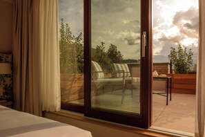 Classic-værelse - terrasse | Minibar, pengeskab på værelset, skrivebord, lydisolering
