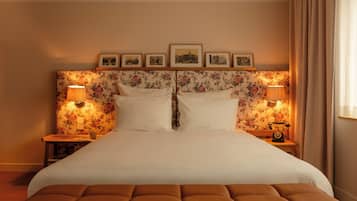 Classic Double or Twin Room | Minibar, in-room safe, desk, free WiFi
