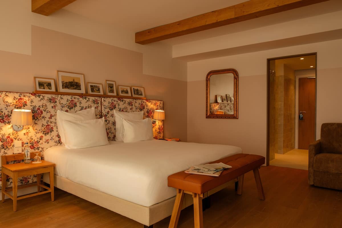 Quarto club | Frigobar, cofres nos quartos, escrivaninha, Wi-Fi de cortesia