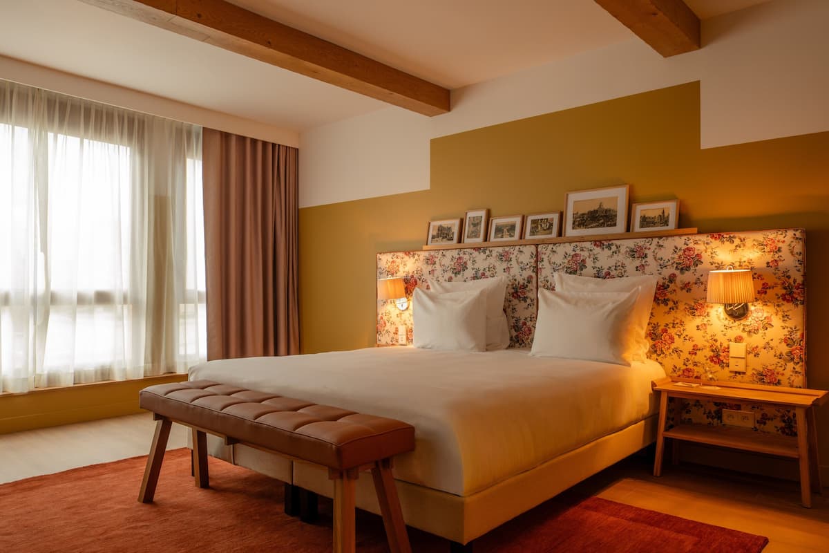 Quarto superior | Frigobar, cofres nos quartos, escrivaninha, Wi-Fi de cortesia