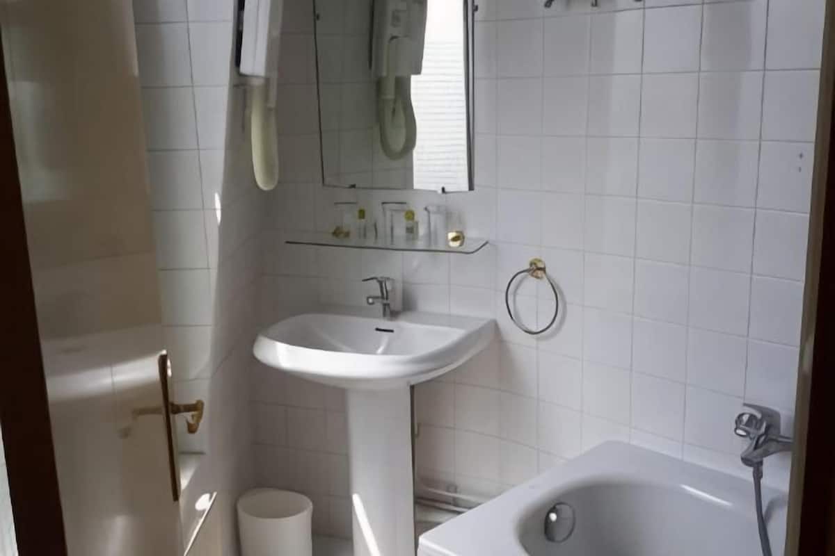 Badezimmer | Dusche, Haartrockner, Handtücher