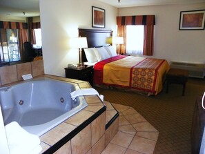 Suite | Desk, iron/ironing board, free cots/infant beds, free WiFi - Royalton Inn & Suites (Upper Sandusky)