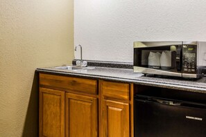 Escrivaninha, cortinas blackout, quartos à prova de som