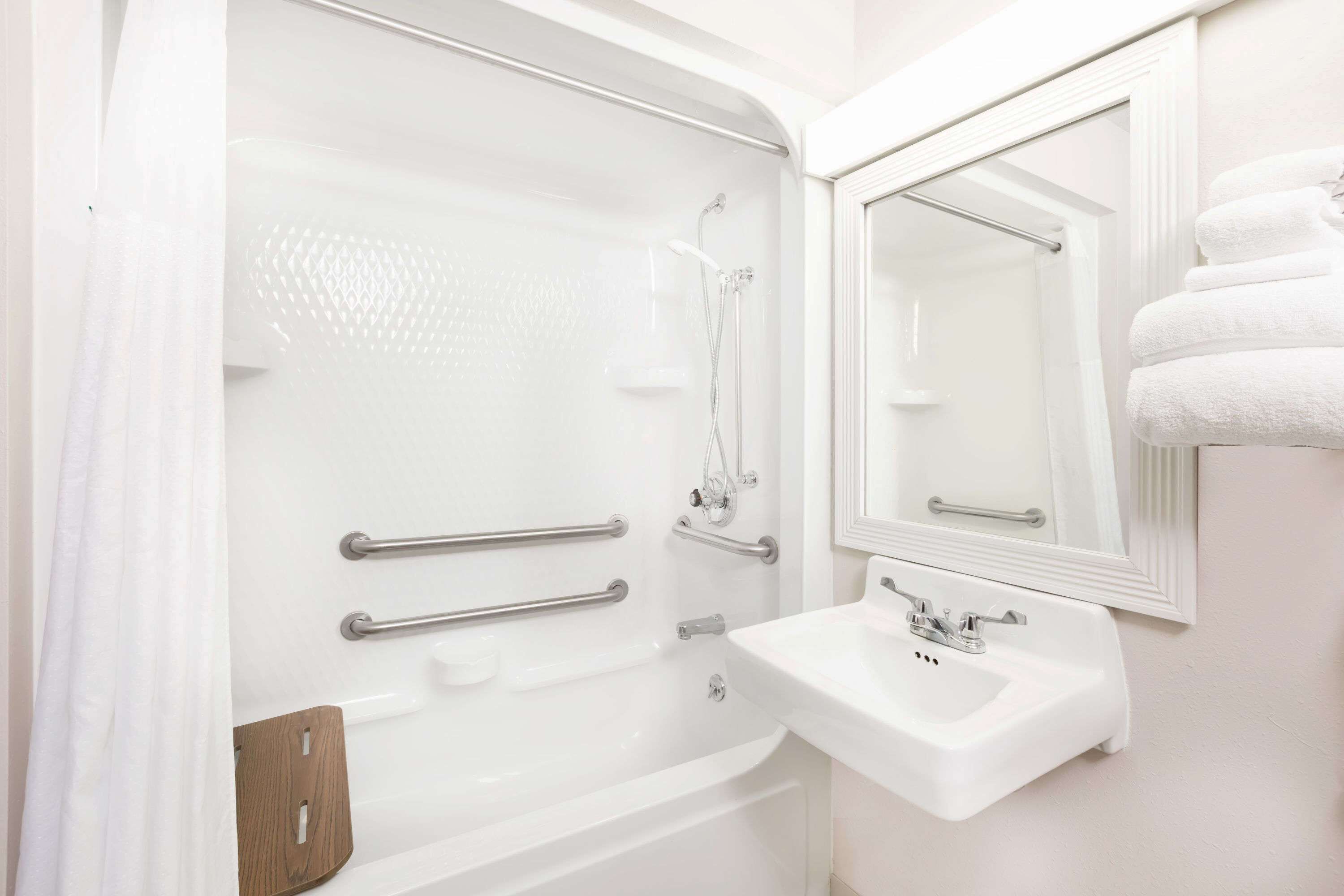 Combined shower/tub, free toiletries, hair dryer, towels