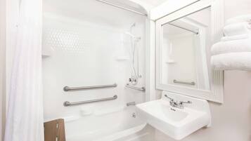 Combined shower/tub, free toiletries, hair dryer, towels