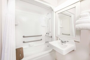 Combined shower/tub, free toiletries, hair dryer, towels