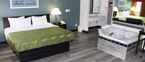 King Bed with 2 Person Jacuzzi | Peralatan tempat tidur premium, gebar bulu kapas, meja
