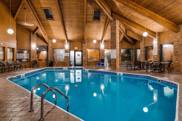 Innendørsbasseng og solsenger