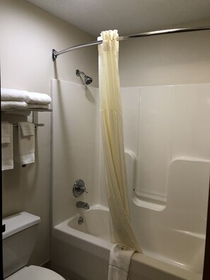 Duschwanne, kostenlose Toilettenartikel, Haartrockner, Handtücher