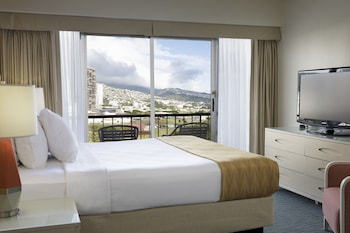 Standard Room, 1 King Bed, Mountain View | Premium bedding, minibar, in-room safe, iron/ironing board at Coconut Waikiki Hotel