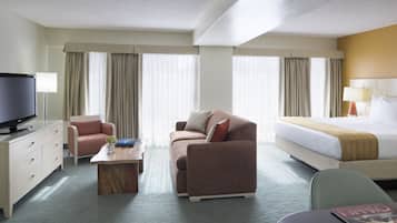 Een hotelkamer met een bed, een bank, een bureau en een televisie.
