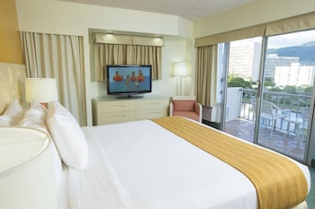 Standard Room, 1 King Bed, Mountain View | Premium bedding, minibar, in-room safe, iron/ironing board at Coconut Waikiki Hotel