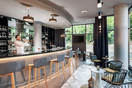 Bar (en la propiedad). NH Berlin Alexanderplatz