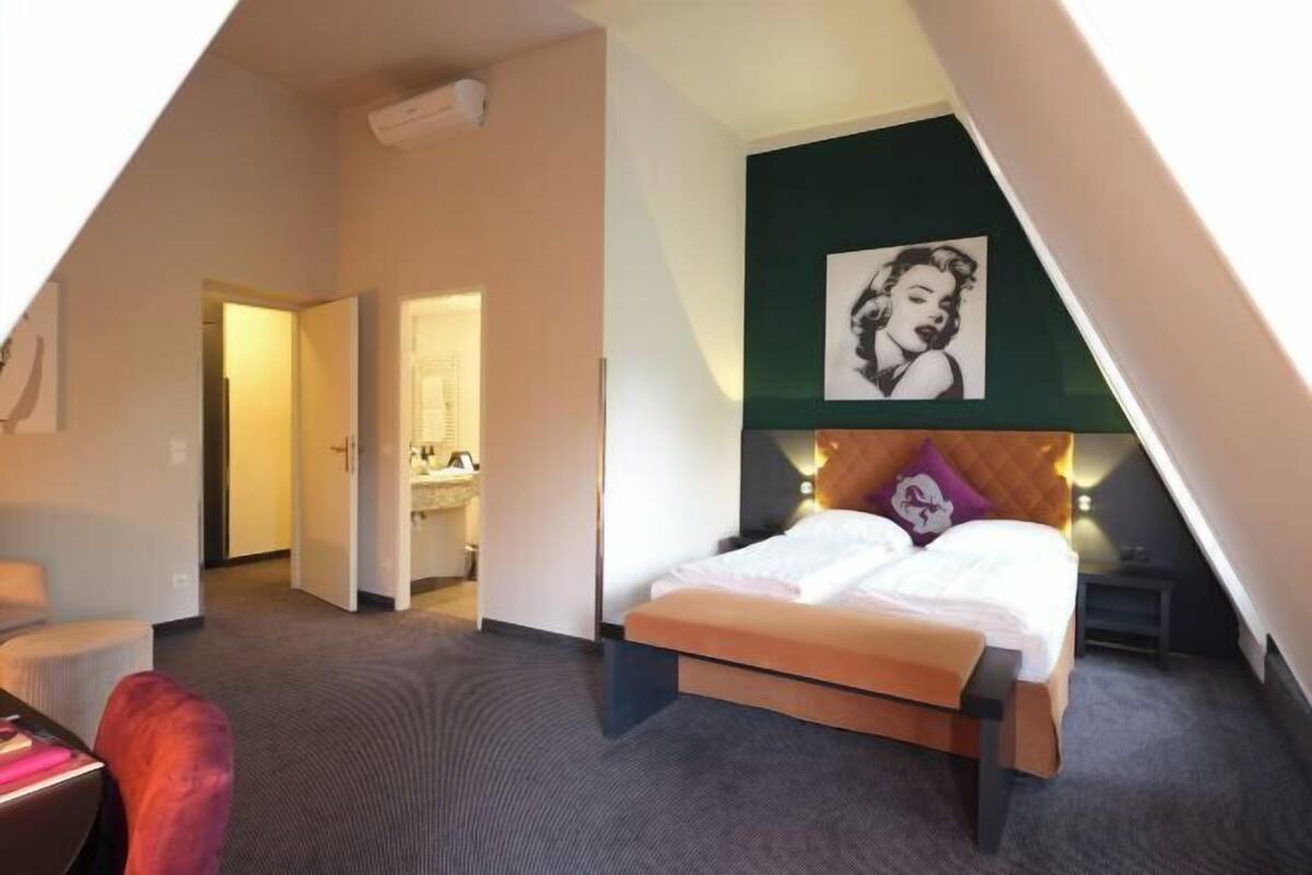 1 bedroom, premium bedding, in-room safe, desk