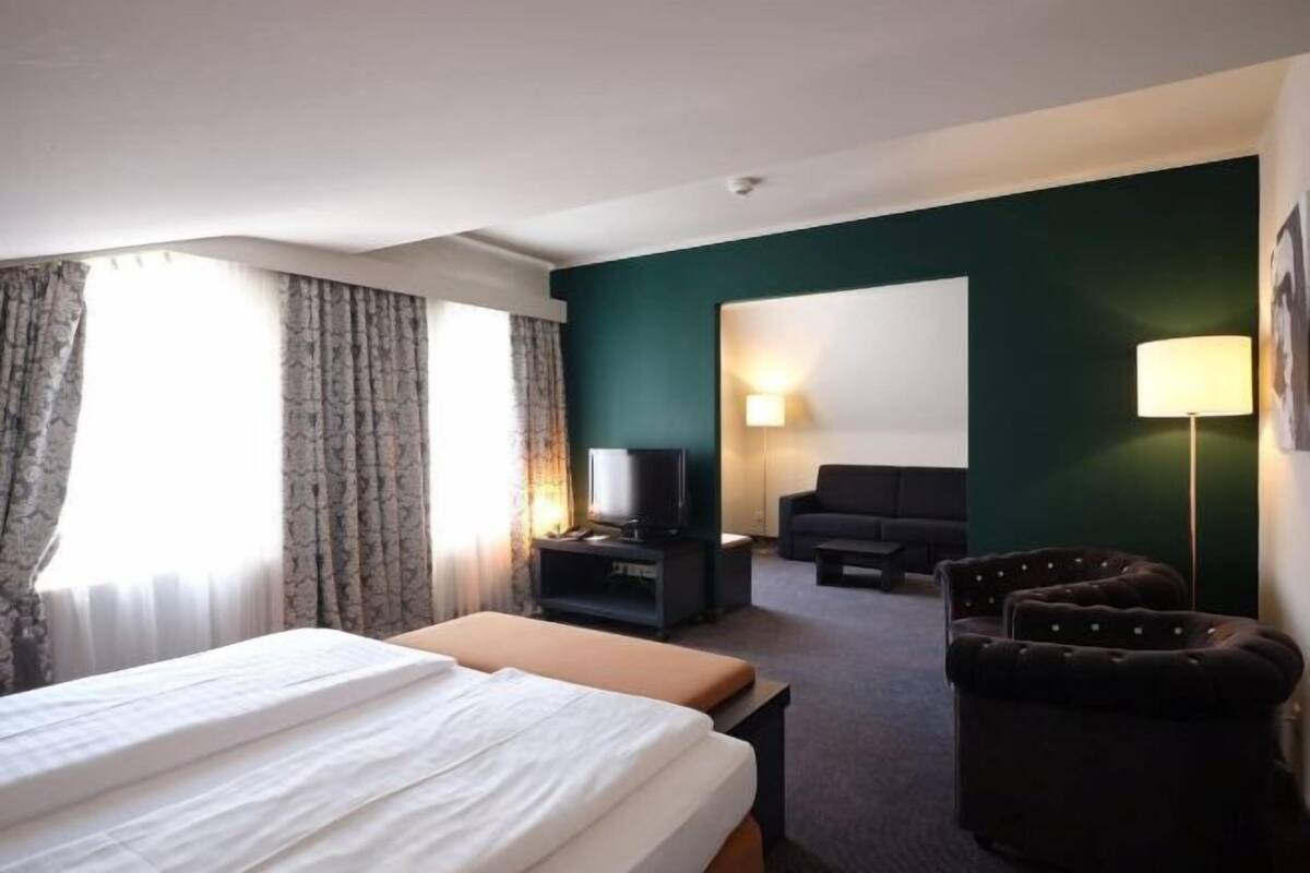 1 bedroom, premium bedding, in-room safe, desk