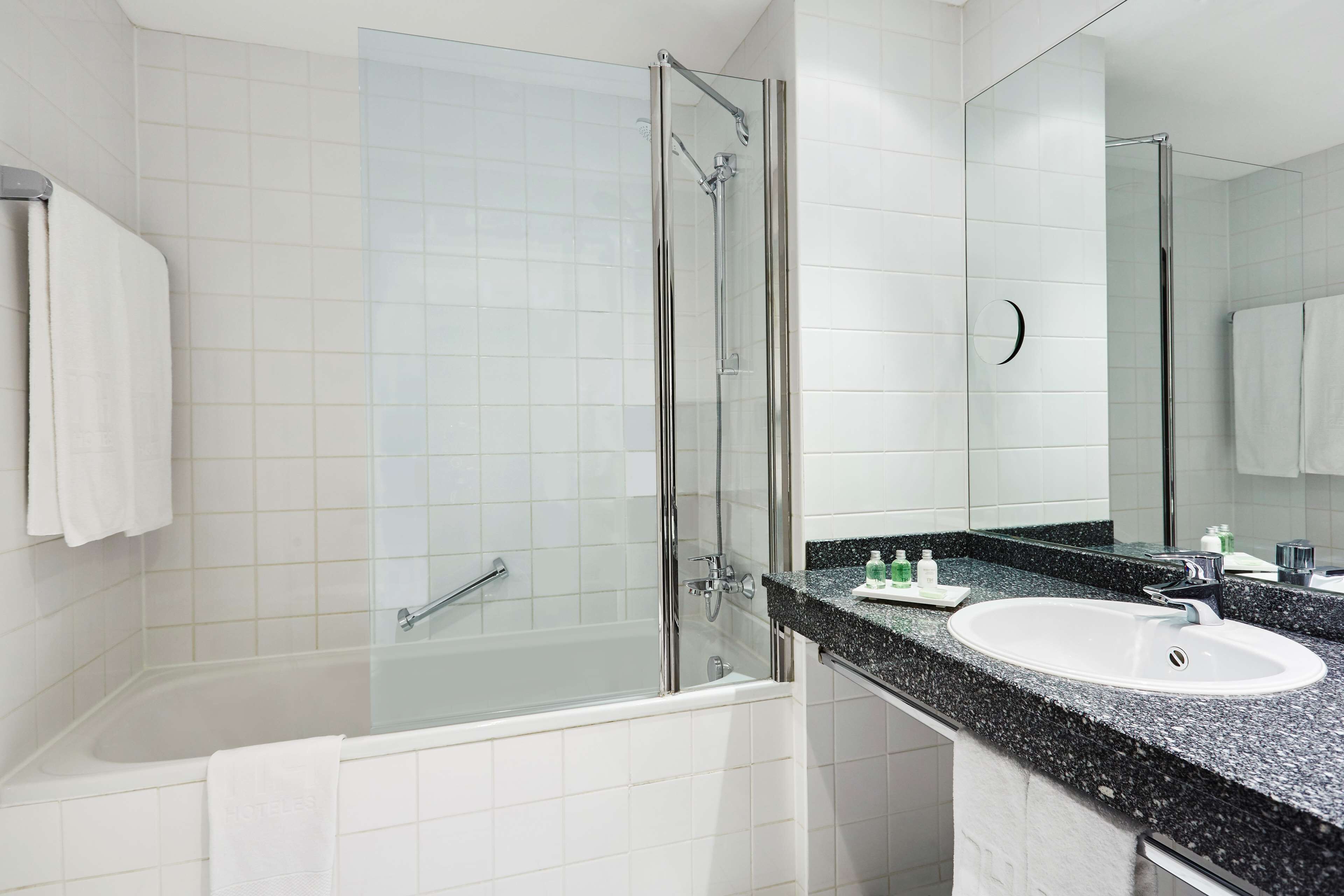 combined shower/bathtub, eco-friendly toiletries, hair dryer, towels