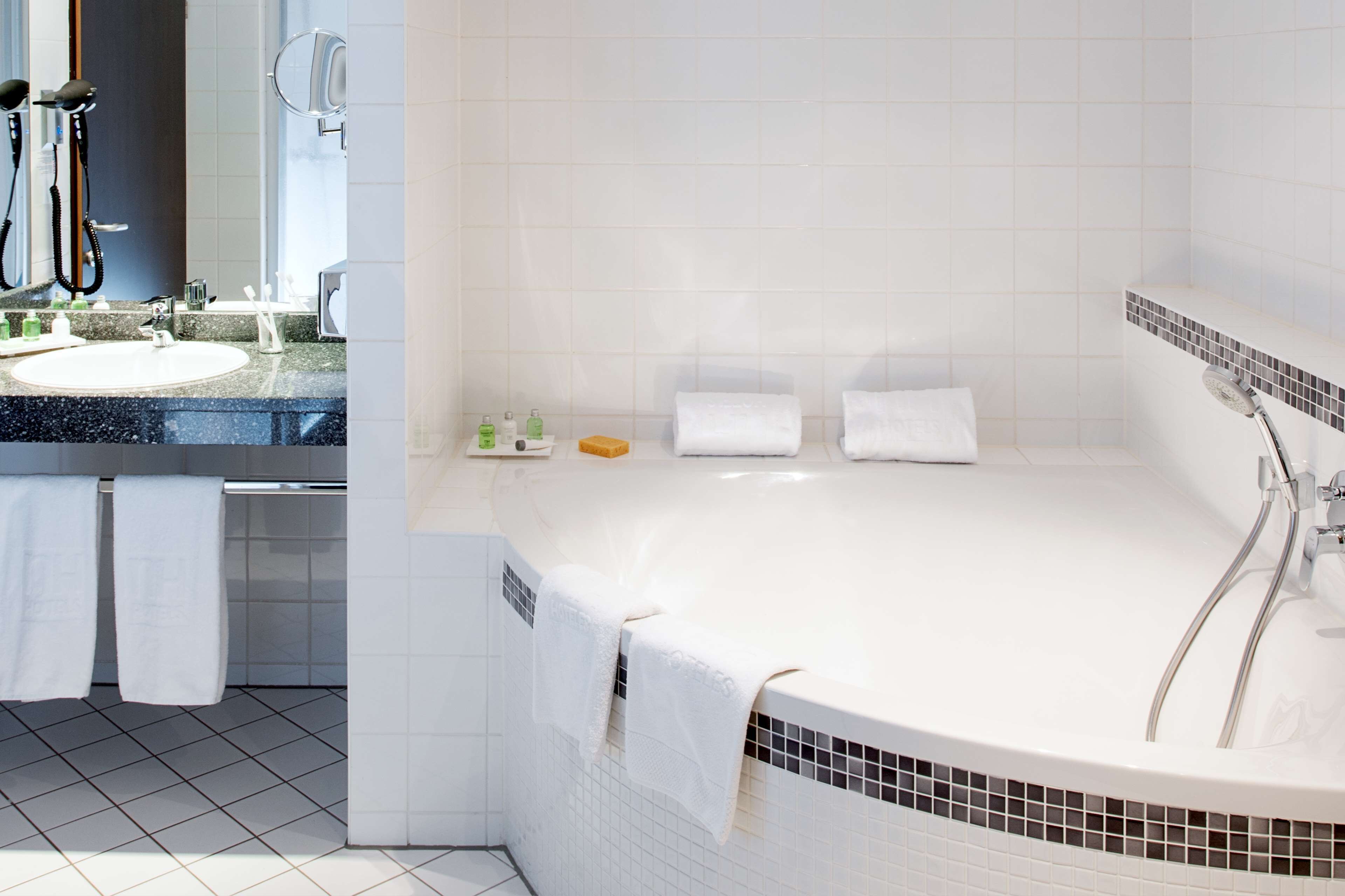 combined shower/bathtub, eco-friendly toiletries, hair dryer, towels