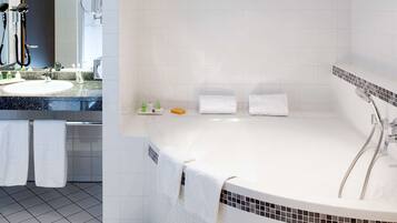 Tina con regadera, amenidades de baño ecológicas, secadora de cabello