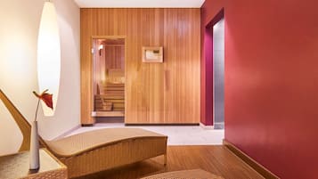 Un interior moderno con un panel de madera, un sofá de mimbre, una mesita y una pared de acento roja.