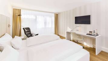 Allergivenligt sengetøj, minibar, pengeskab på værelset, skrivebord