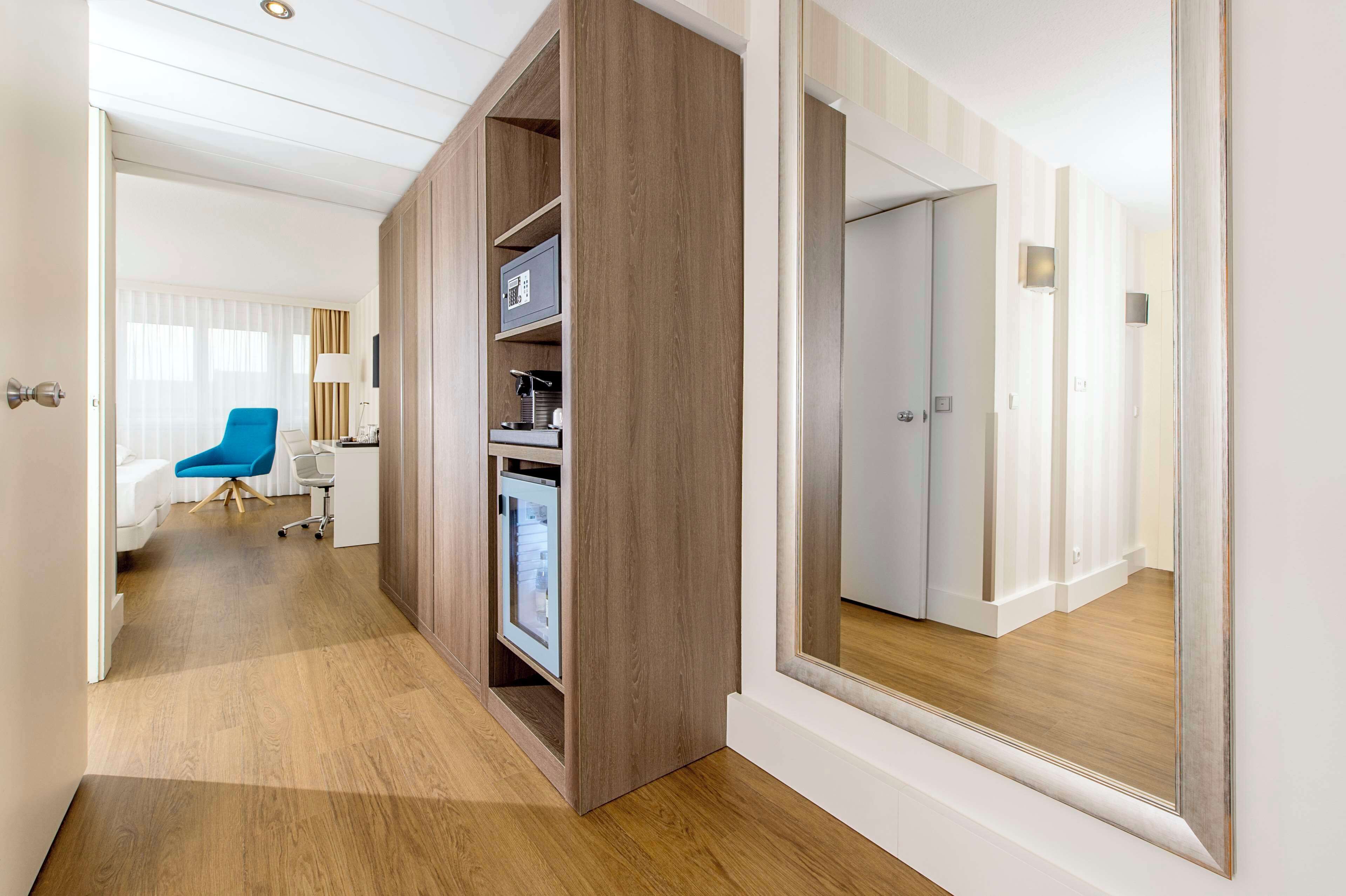 hypo-allergenic bedding, minibar, in-room safe, desk