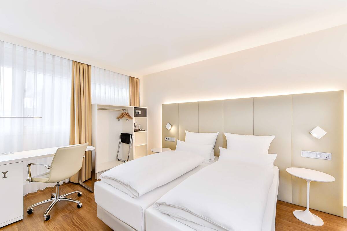 standard room | hypo-allergenic bedding, minibar, in-room safe, desk
