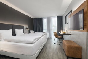 ห้องดับเบิล, เตียงใหญ่ 1 เตียง และโซฟาเบด (Relax) | เครื่องนอนป้องกันสารก่อภูมิแพ้, ตู้นิรภัยในห้องพัก, โต๊ะทำงาน