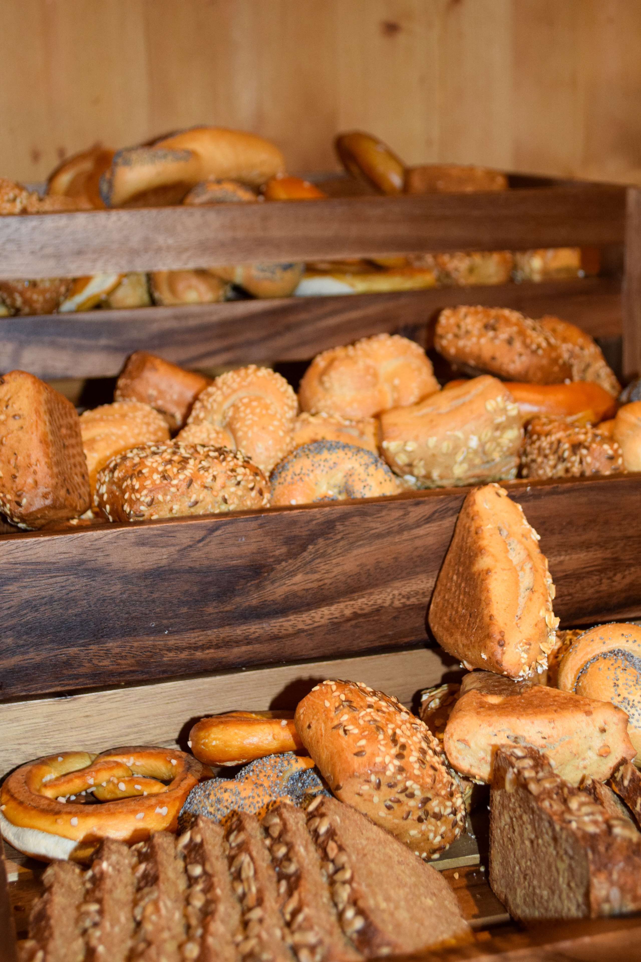Eine Holzeinlage mit verschiedenen Brotsorten und Gebäck.