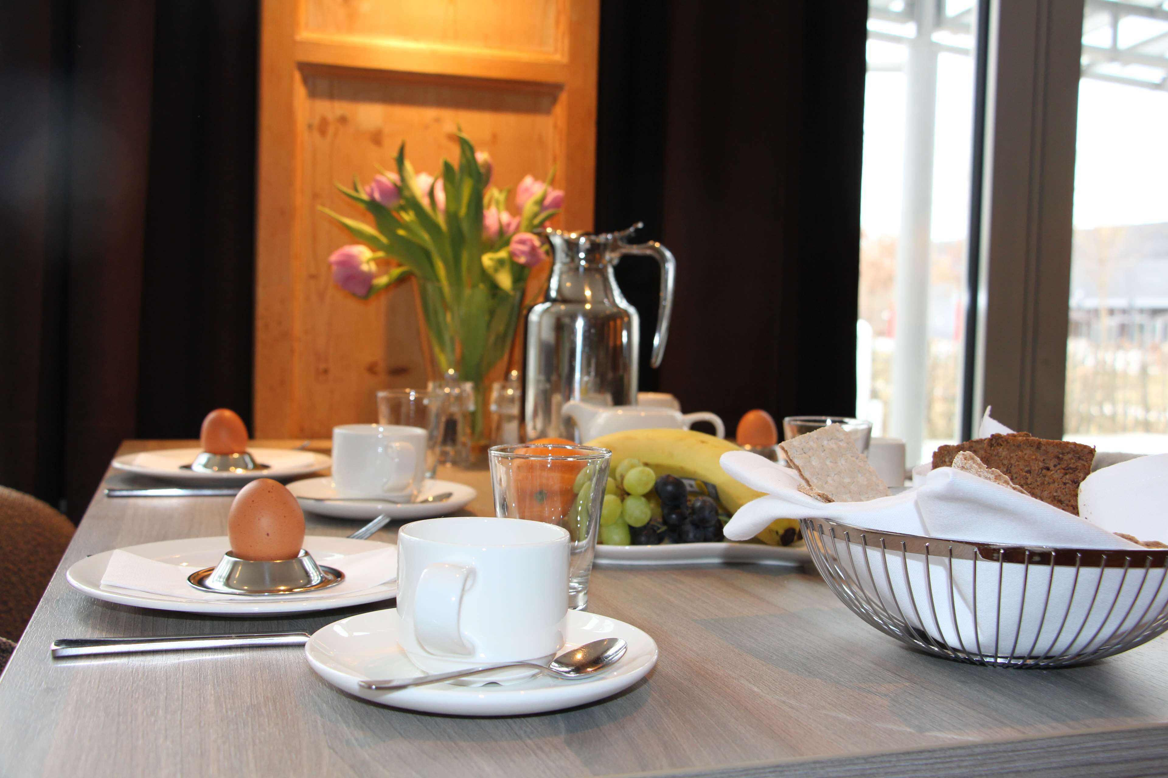 breakfast, lunch served; international cuisine, al fresco dining