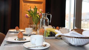 Frühstück, Mittagessen, internationale Küche, Speisen im Freien