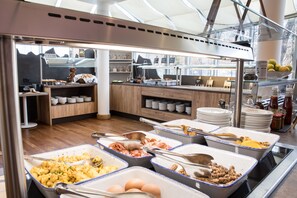 Desayuno buffet diario (EUR 19.9 por persona)