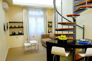 Dúplex | Ropa de cama de alta calidad, edredones de plumas, minibar y caja fuerte