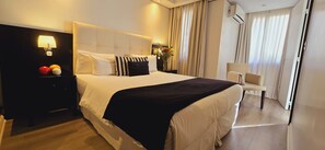 Executive Suite | Premium bedding, down comforters, minibar, in-room safe