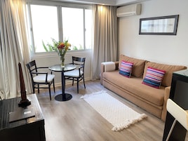 Suite ejecutiva | Ropa de cama de alta calidad, edredones de plumas, minibar y caja fuerte