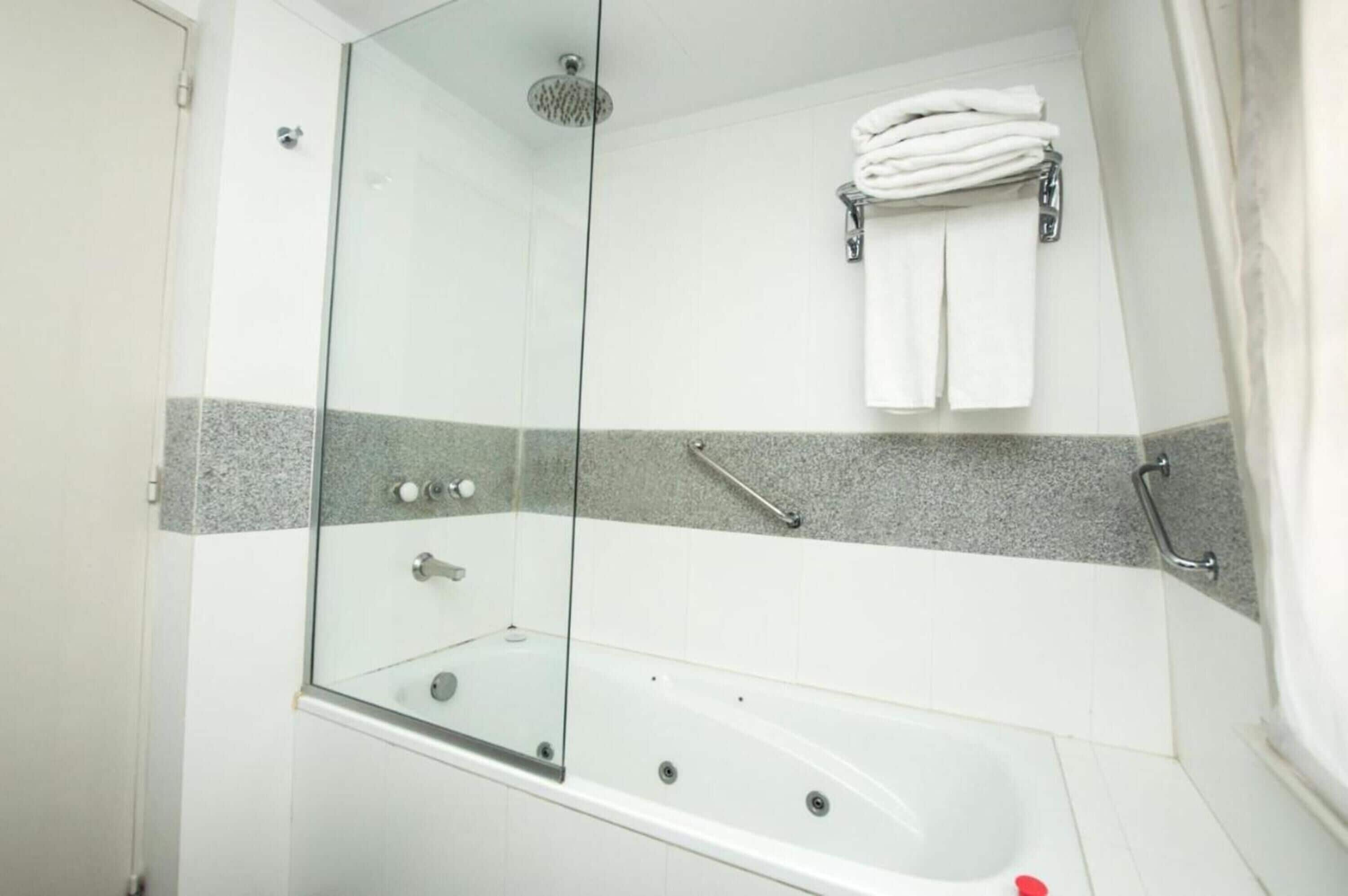duplex | bathroom | combined shower/bathtub, rainfall showerhead, designer toiletries
