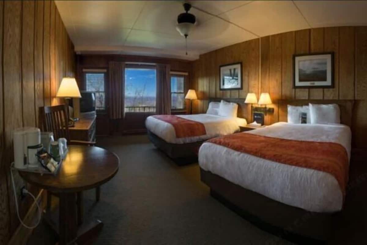 Tabla de planchar con plancha y ropa de cama