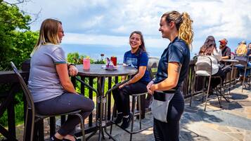 Phục vụ bữa sáng, bữa trưa, bữa tối, món ăn kiểu Mỹ