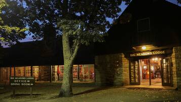 Mặt tiền nơi lưu trú - ban đêm