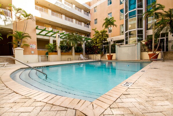 Una piscina al aire libre