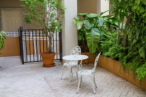 Hiên