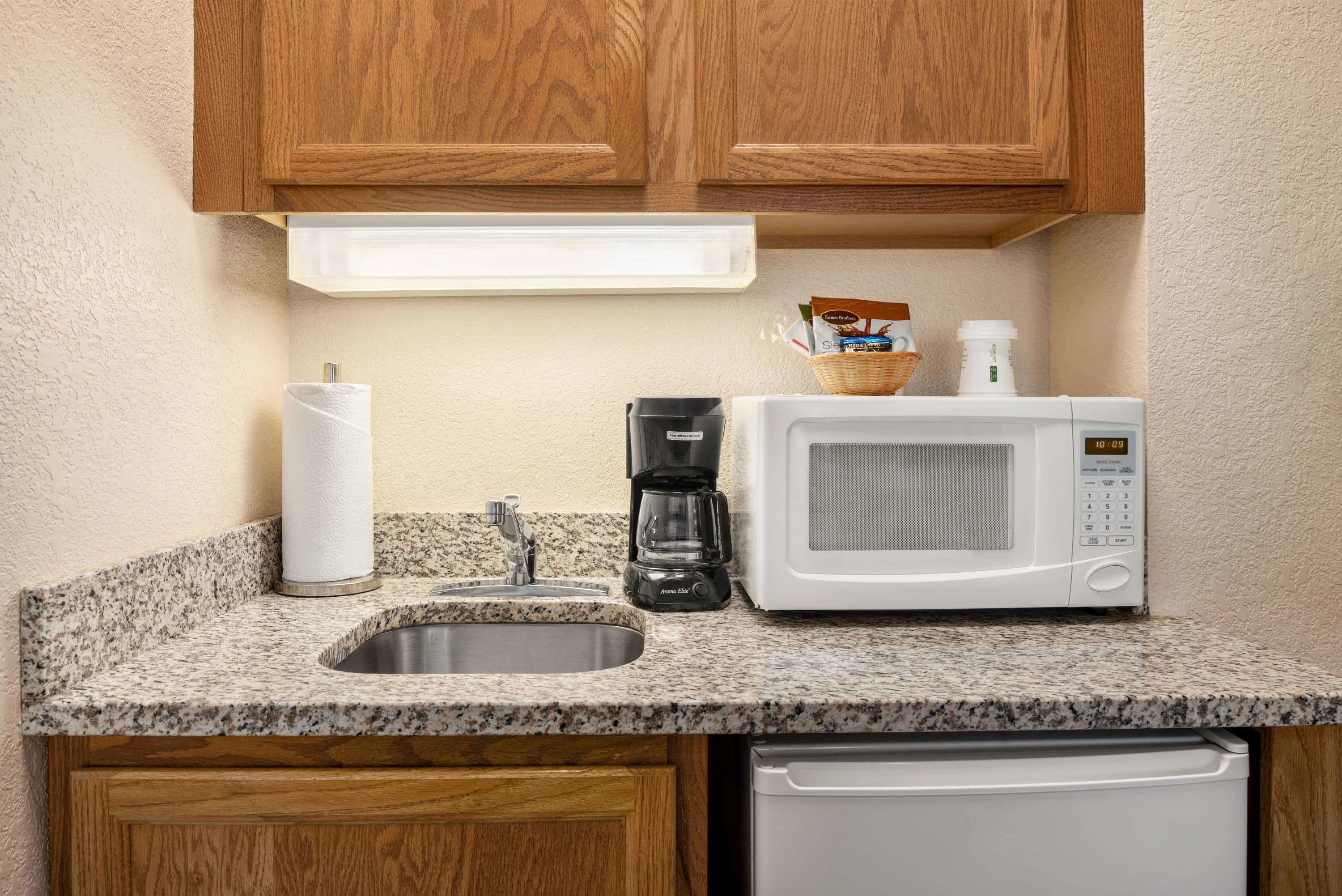 deluxe studio suite, 1 queen bed | private kitchen | fridge, microwave, coffee/tea maker, cookware/dishes/utensils