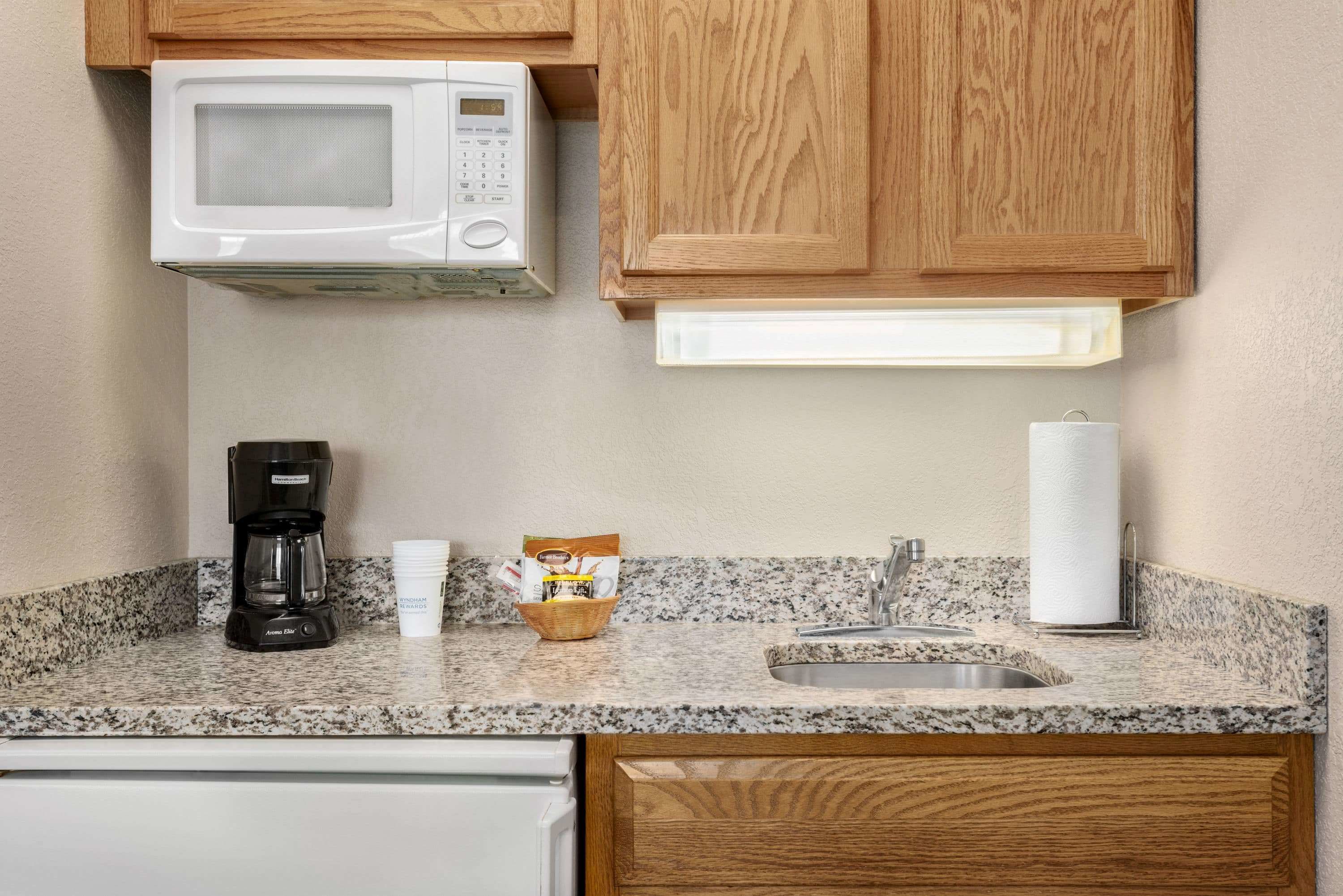 deluxe studio, 1 queen bed, non smoking | private kitchen | fridge, microwave, coffee/tea maker, cookware/dishes/utensils