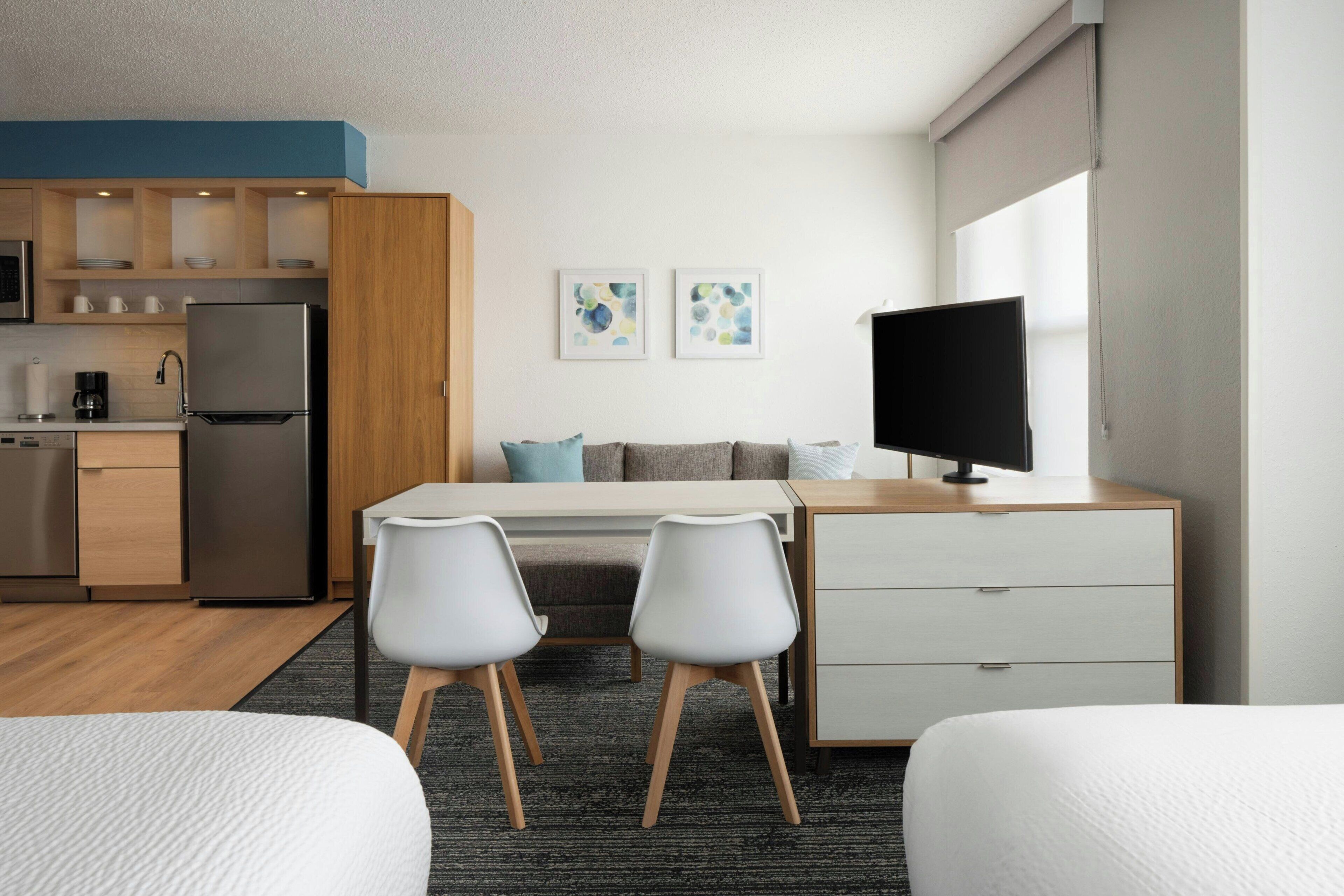 studio, 2 queen beds, non smoking | living area | 40-inch smart tv with cable channels, tv, netflix