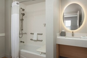 Combined shower/tub, free toiletries, hair dryer, towels