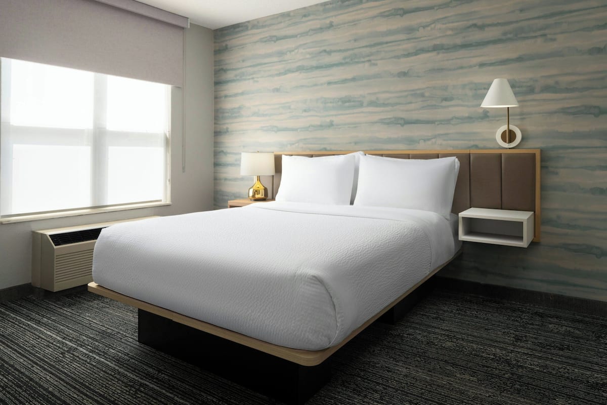 1 bedroom, premium bedding, desk, laptop workspace