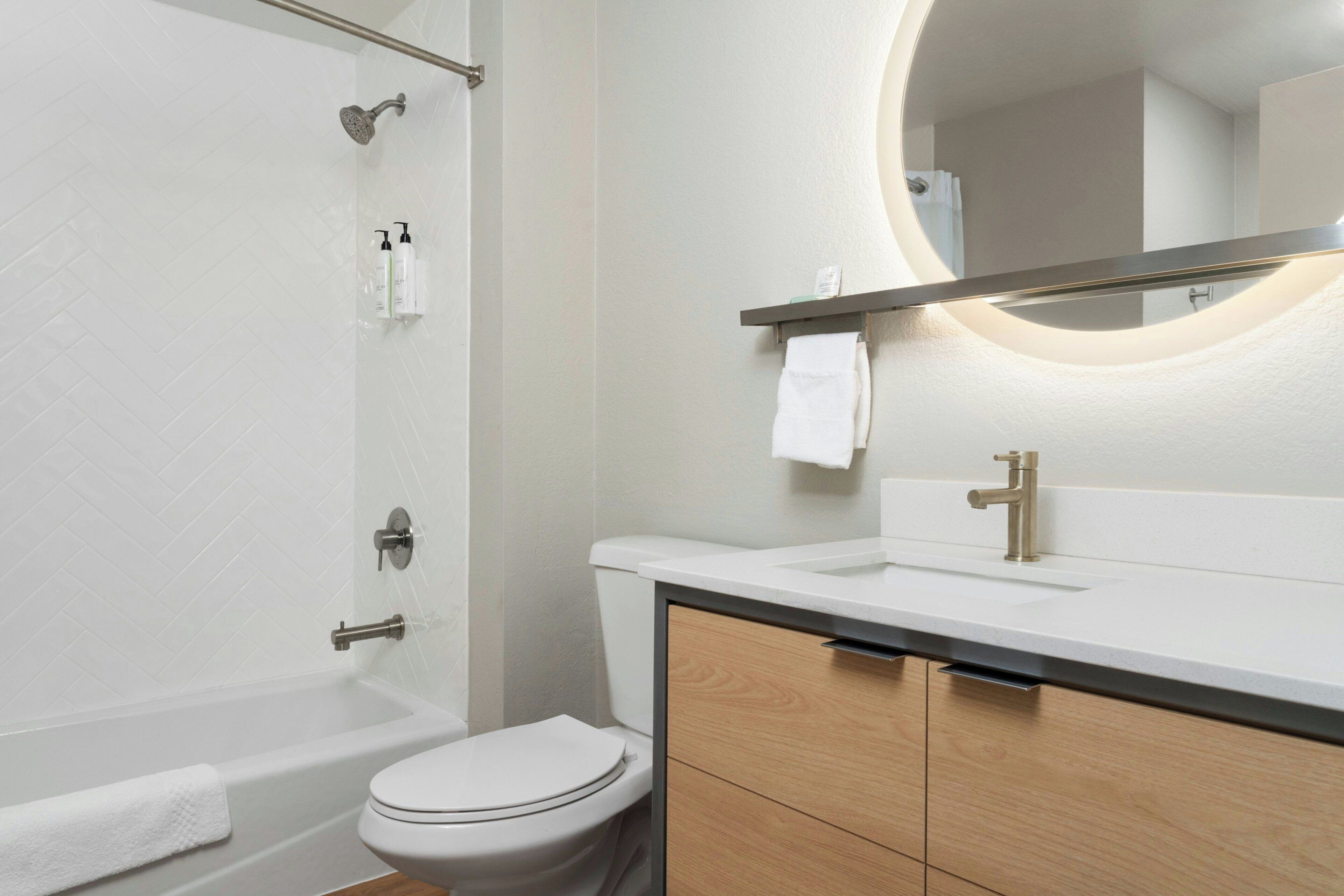 suite, 2 bedrooms, non smoking | bathroom | combined shower/bathtub, free toiletries, hair dryer, towels