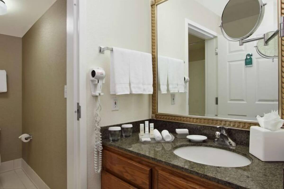 Bathroom | Combined shower/tub, hydromassage showerhead, free toiletries